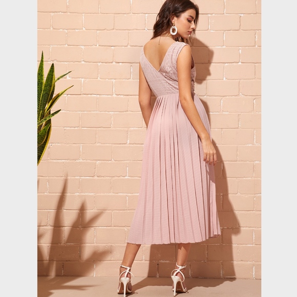 Lace Detailed V-Neck Pink Midi Pleated Dress - Picture 3 of 6